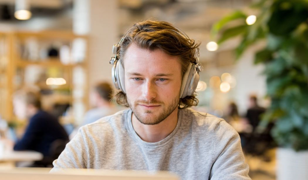 Lavoro in Chat e Moderazione di Contenuti: le Professioni Digitali del 2026