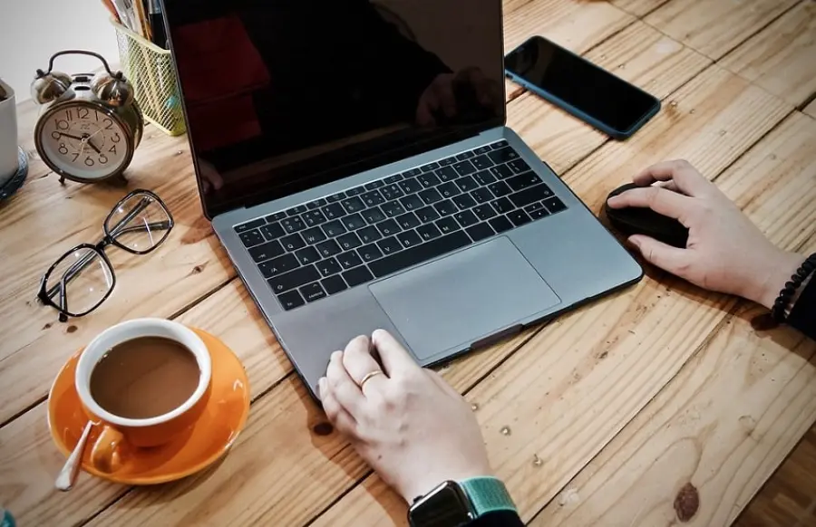 Smart working e dolori articolari: sindrome da tunnel carpale, posture scorrette e rimedi