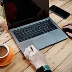 Smart working e dolori articolari: sindrome da tunnel carpale, posture scorrette e rimedi