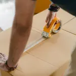 Amazon aumenta gli stipendi ai magazzinieri