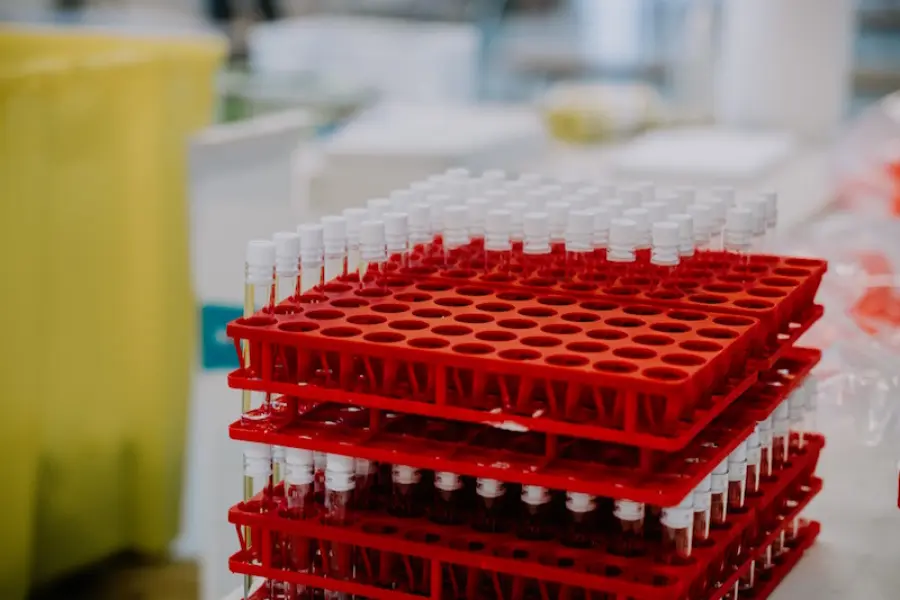 Vaccini nei luoghi di lavoro: accordo tra Governo e parti sociali