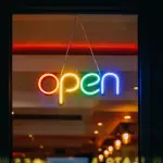 Le regole per la zona arancione: quali attività sono chiuse e quali aperte