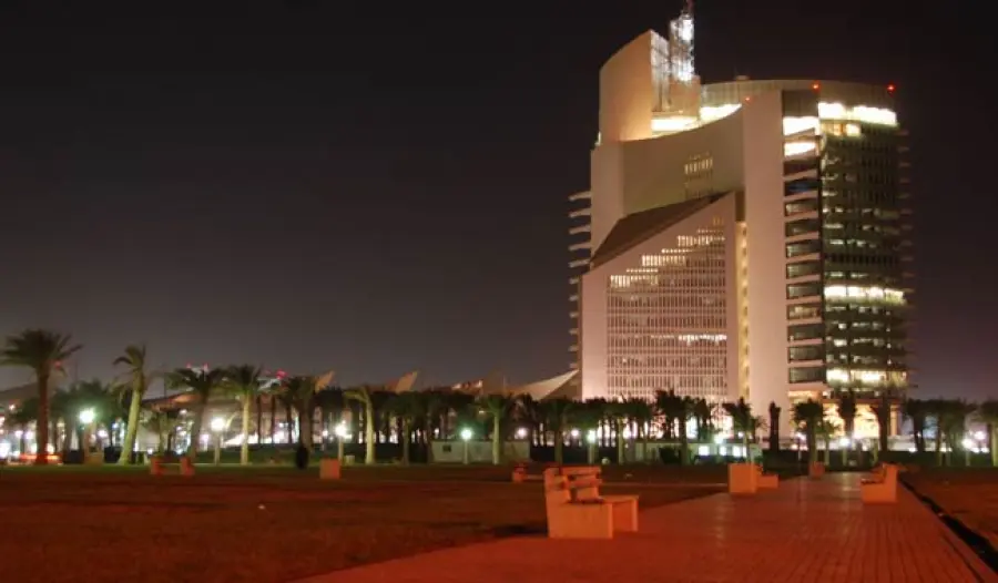 Petrolio, si pensa di tagliare la produzione mentre il prezzo sprofonda