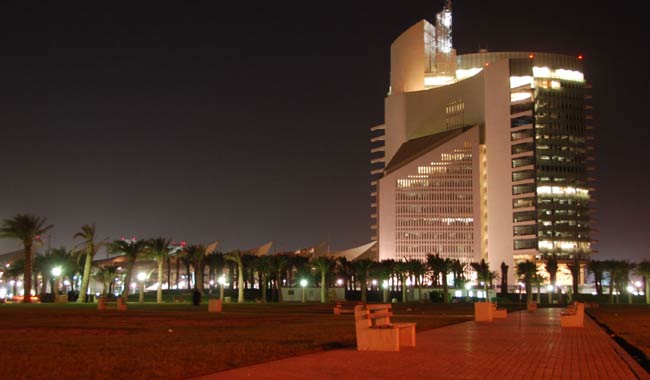 Petrolio, si pensa di tagliare la produzione mentre il prezzo sprofonda